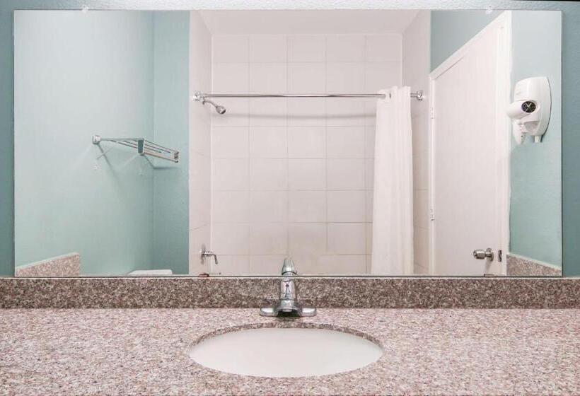 带大床的标准间, Super 8 By Wyndham Brenham Tx