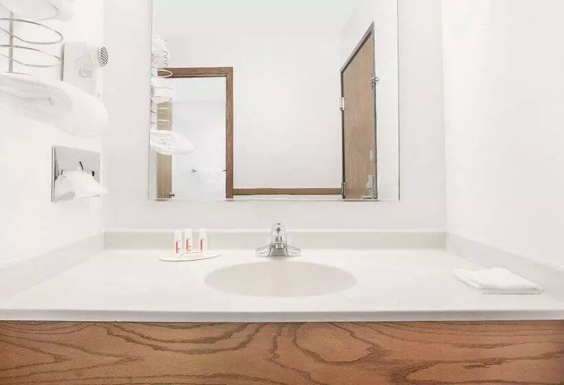デラックススタジオ, Super 8 By Wyndham Chillicothe
