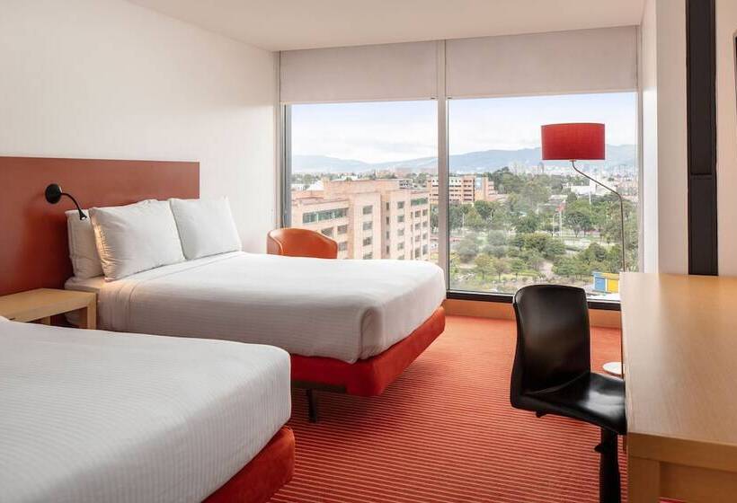 带2个双人床的标准工作室, Fairfield By Marriott Bogota Embajada