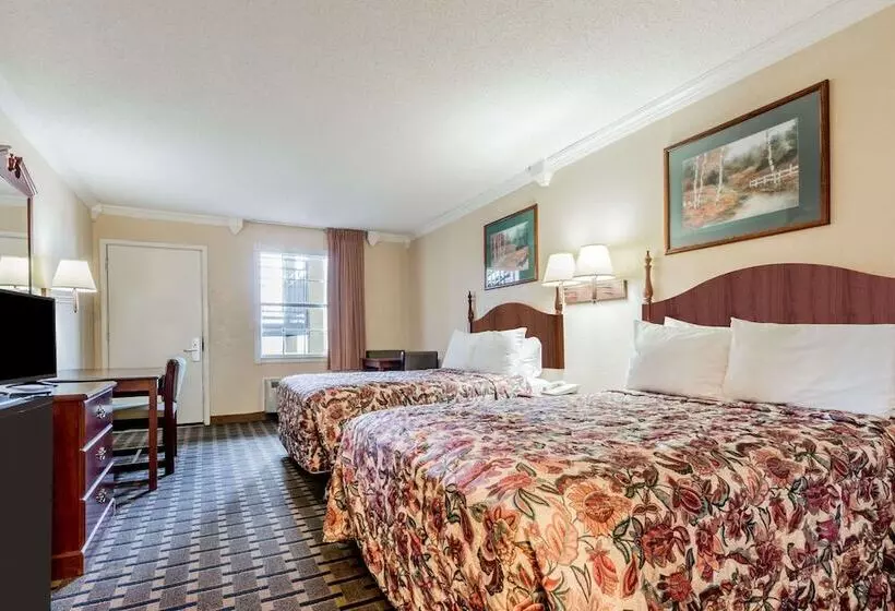 2ダブルベッドのスタンダードルーム, Knights Inn Greenville