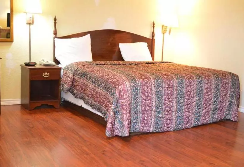 キングサイズベッドのスタンダードルーム, Knights Inn Greenville