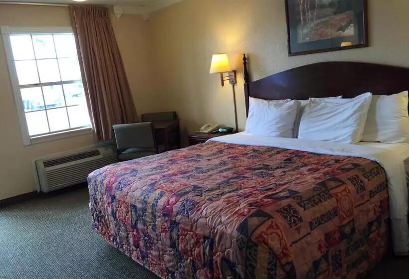 キングサイズベッドのスタンダードルーム, Knights Inn Greenville