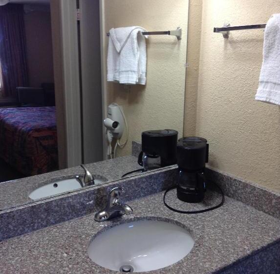 اتاق استاندارد با تخت بزرگ, Knights Inn Greenville