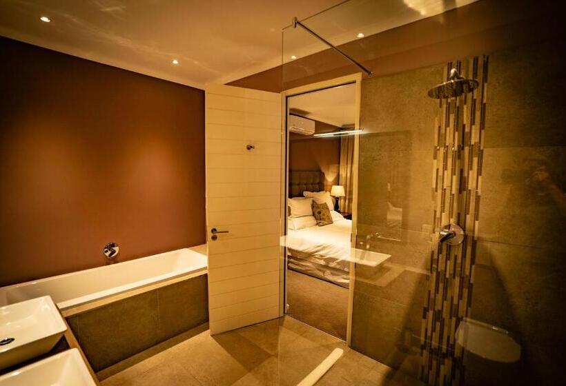 جناح مطلّ علي الجبل, The Royal