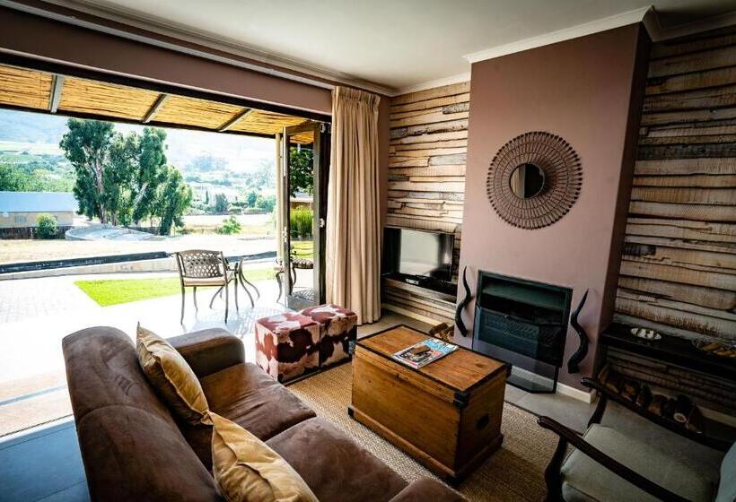 جناح مطلّ علي الجبل, The Royal