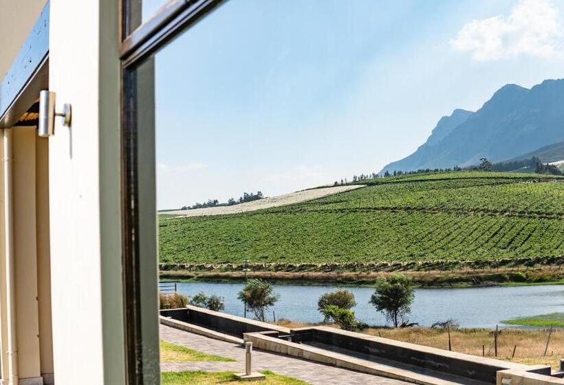 جناح مطلّ علي الجبل, The Royal