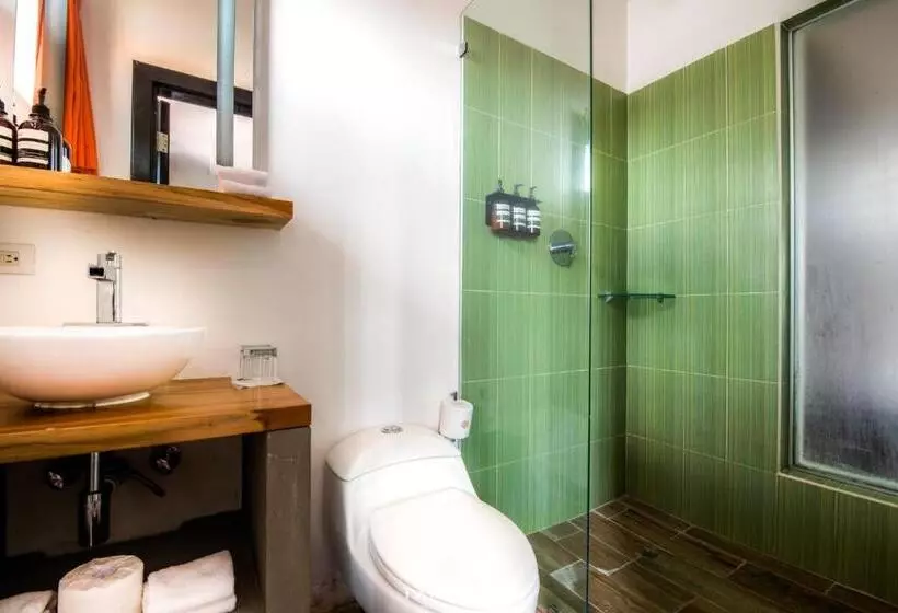 اتاق لوکس با بالکن, Tantalo Hotel Kitchen Roofbar