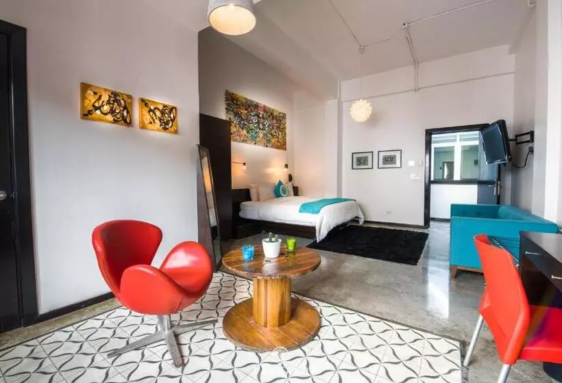 اتاق لوکس با بالکن, Tantalo Hotel Kitchen Roofbar
