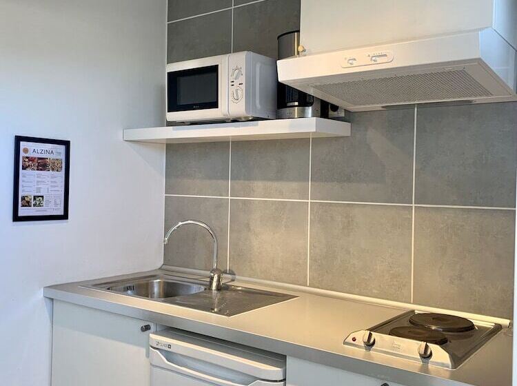 استودیوی لوکس, Apartaments La Perla Negra