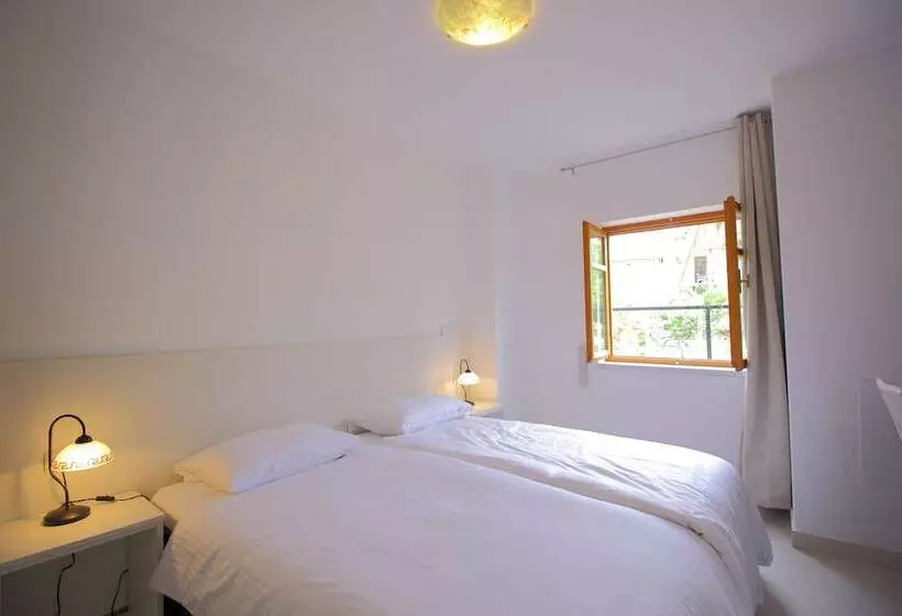 庭の見える１ベッドルームアパートメント, Apartmani Dub