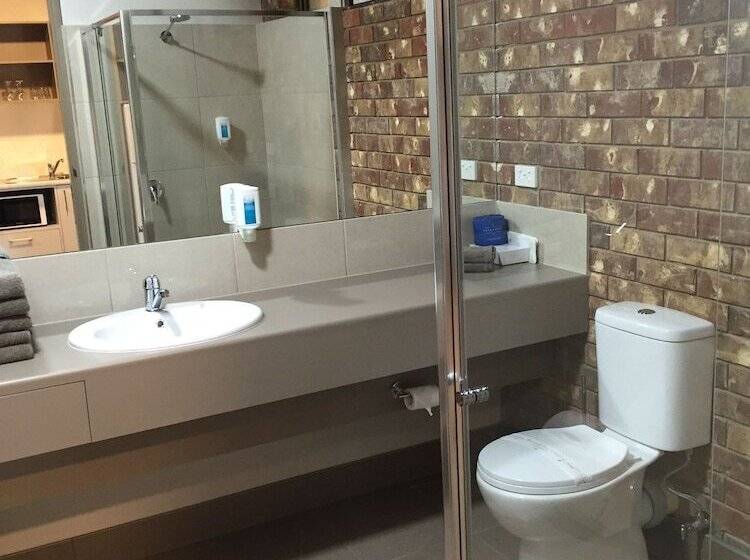 סטודיו דלוקס, Cadell On The Murray Motel