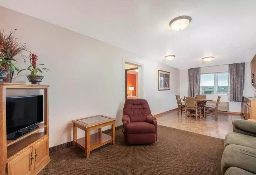 キングサイズベッドのスイートルーム, Howard Johnson By Wyndham Oacoma Hotel & Suites