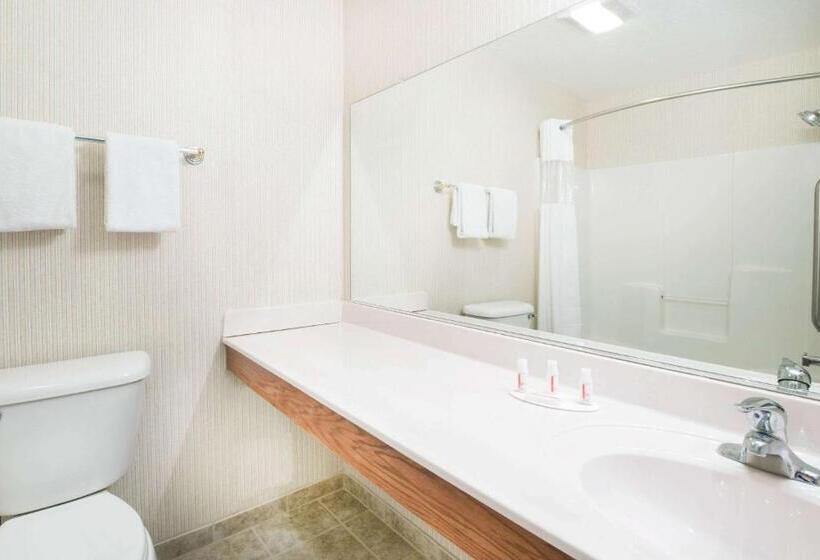 Люкс Кровать Кинг, Howard Johnson By Wyndham Oacoma Hotel & Suites