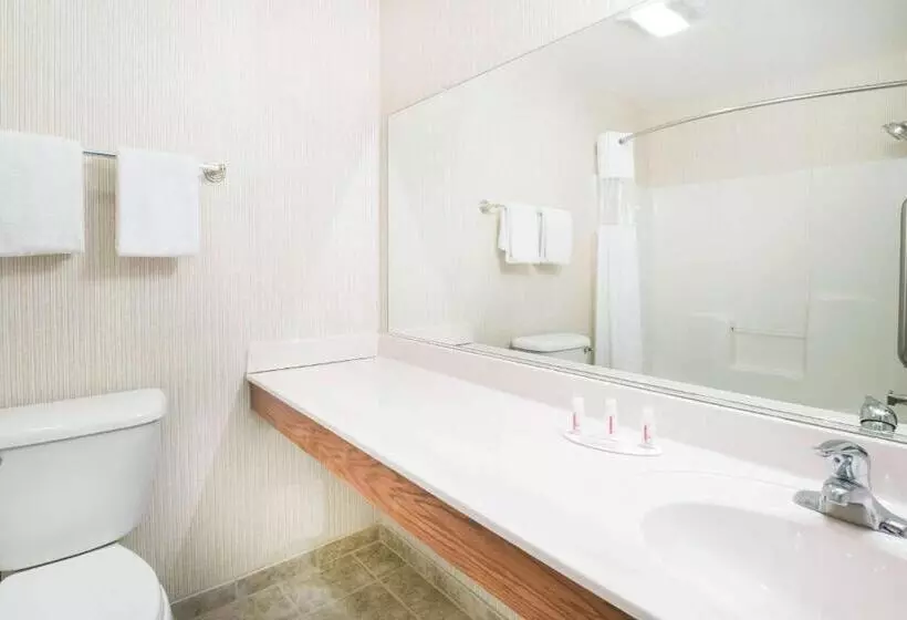 キングサイズベッドのスイートルーム, Howard Johnson By Wyndham Oacoma Hotel & Suites