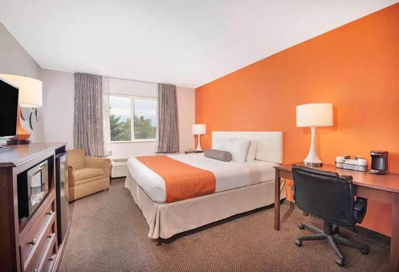 キングサイズベッドのスタンダードルーム, Howard Johnson By Wyndham Oacoma Hotel & Suites
