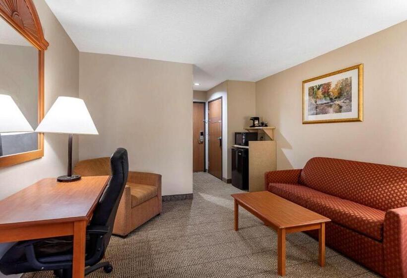 מיטת קינג בסוויטה, Quality Inn & Suites Rockport   Owensboro North