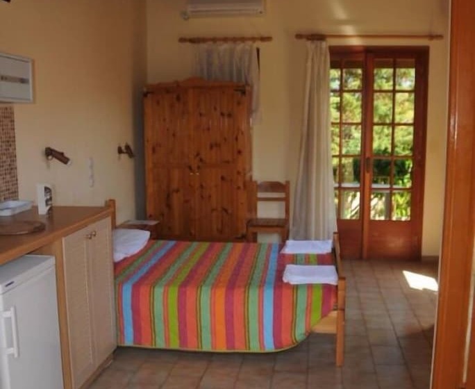 스탠다드 스튜디오, Helena Inn