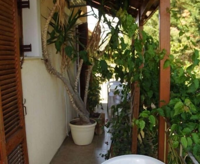 스탠다드 스튜디오, Helena Inn