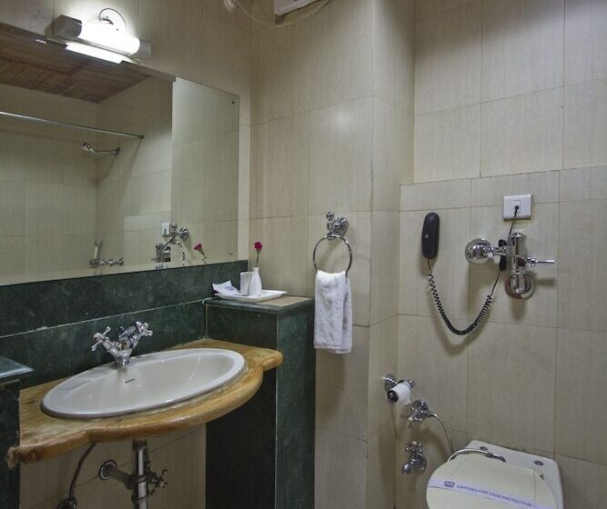 اتاق لوکس, Broadways Inn