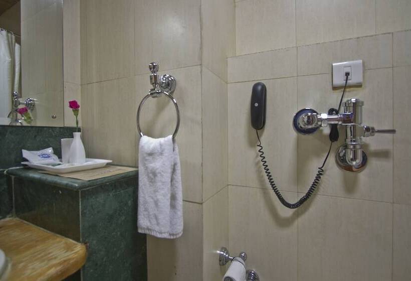 اتاق لوکس, Broadways Inn