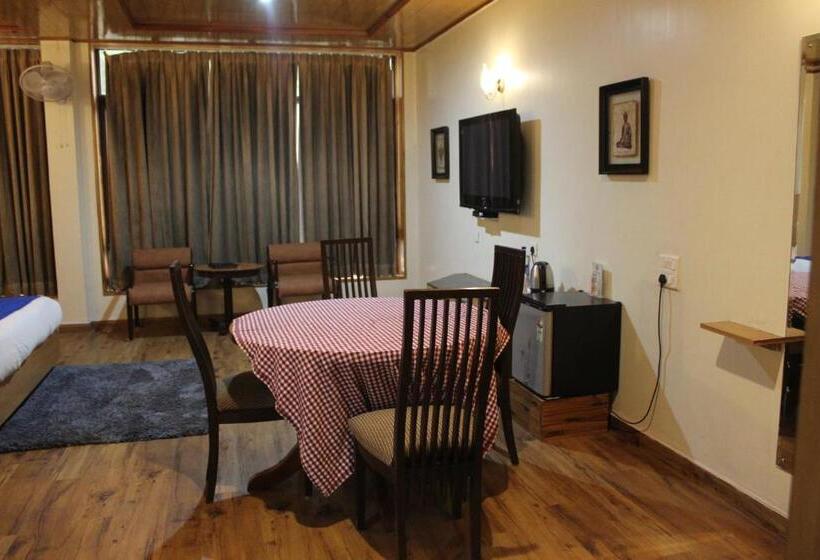 Люкс с Балконом, Broadways Inn