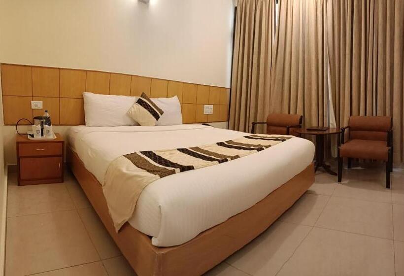 اتاق سوپریور, Broadways Inn