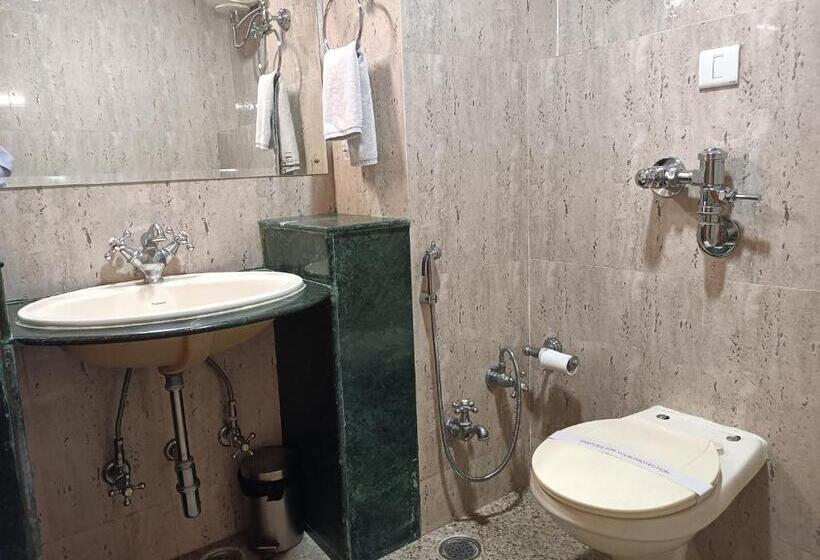 اتاق سوپریور, Broadways Inn