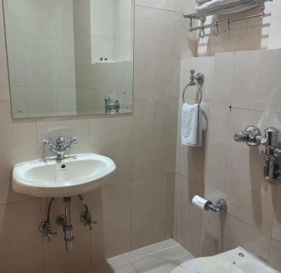 اتاق سوپریور, Broadways Inn