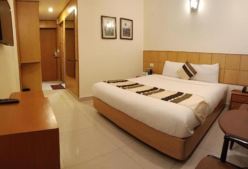 اتاق سوپریور, Broadways Inn