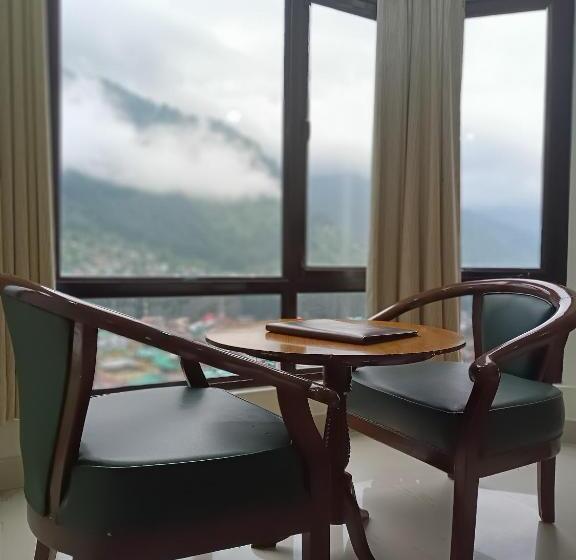 اتاق لوکس, Broadways Inn