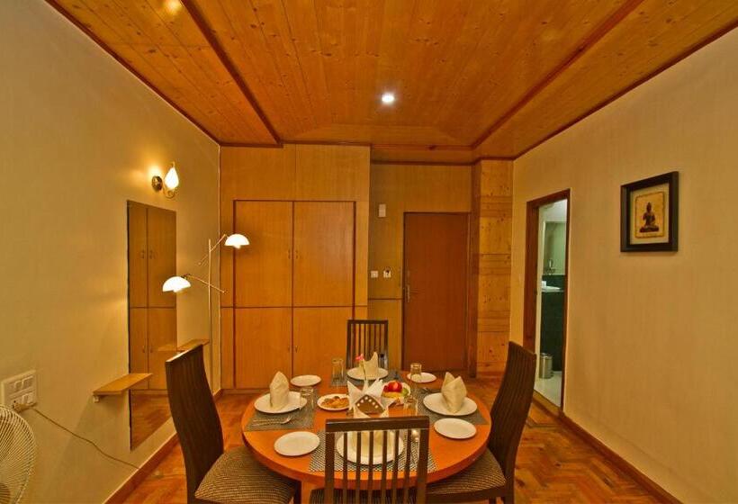 سوئیت با بالکن, Broadways Inn