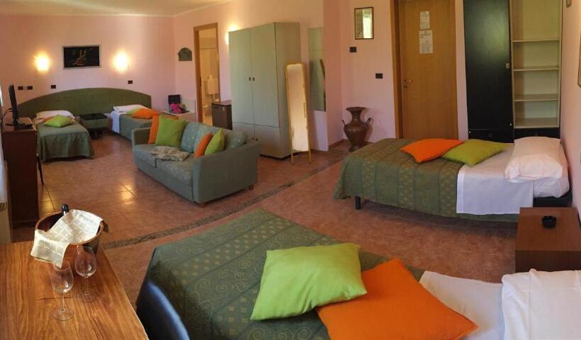 חדר סטנדרט לארבעה, Salus