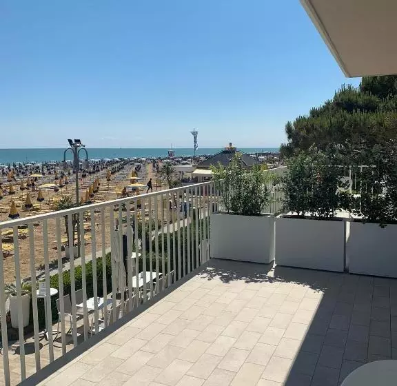 اتاق لوکس با بالکن و چشم‌انداز دریا, Solemare   Frontemare   3 Stelle Superior