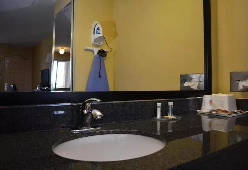 Standard-huone King-vuode, Super 8 By Wyndham Universal City