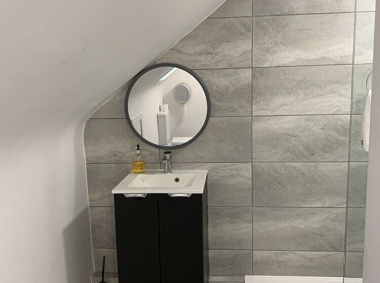 Single Basic Room Shared Bathroom, Bide Collective
