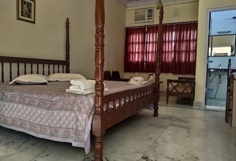 غرفة قياسية, Anuraag Villa