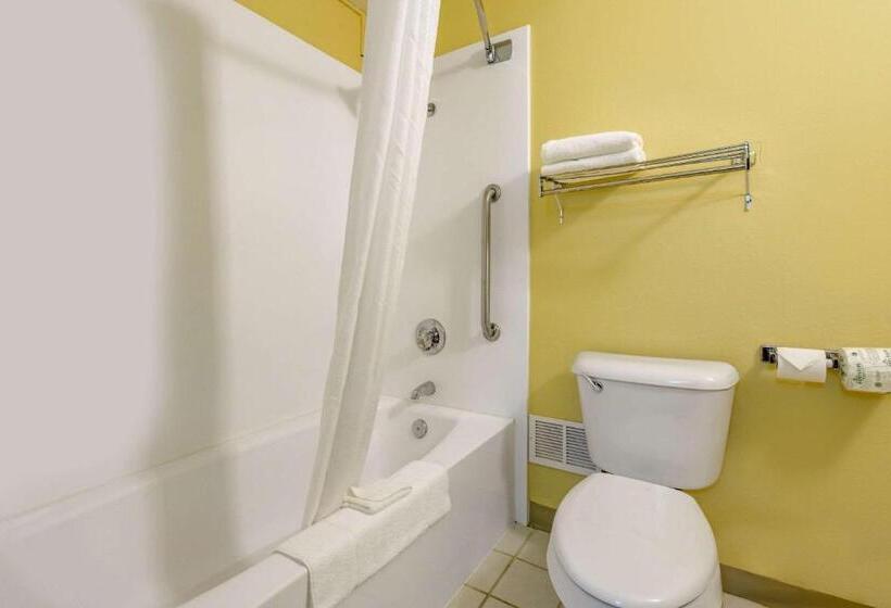 Стандартный Номер Кровать Кинг, Econo Lodge Inn & Suites Triadelphia Wheeling