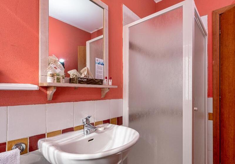 Люкс Кровать Кинг, Econo Lodge Inn & Suites Triadelphia Wheeling