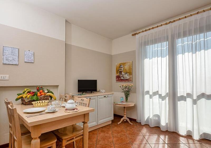 Люкс Кровать Кинг, Econo Lodge Inn & Suites Triadelphia Wheeling