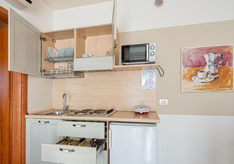 Люкс Кровать Кинг, Econo Lodge Inn & Suites Triadelphia Wheeling