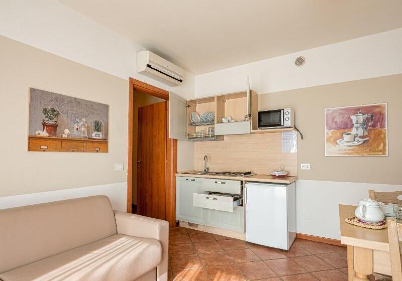 Люкс Кровать Кинг, Econo Lodge Inn & Suites Triadelphia Wheeling