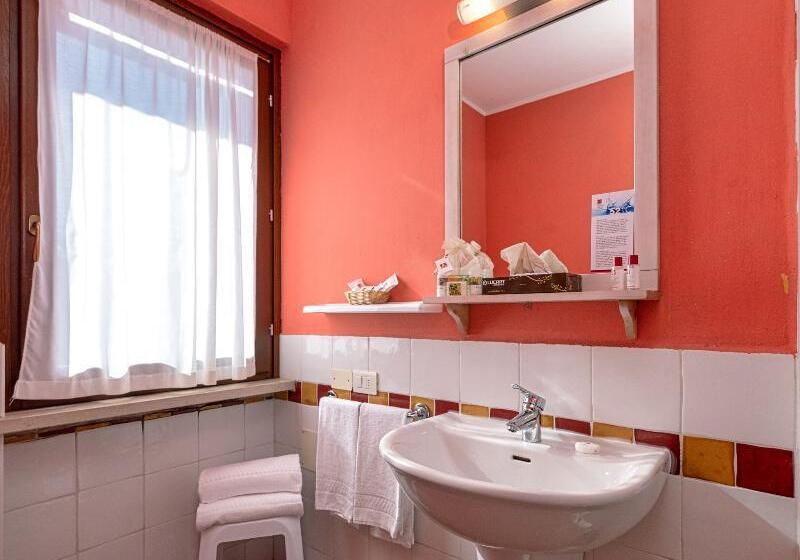 Люкс Кровать Кинг, Econo Lodge Inn & Suites Triadelphia Wheeling