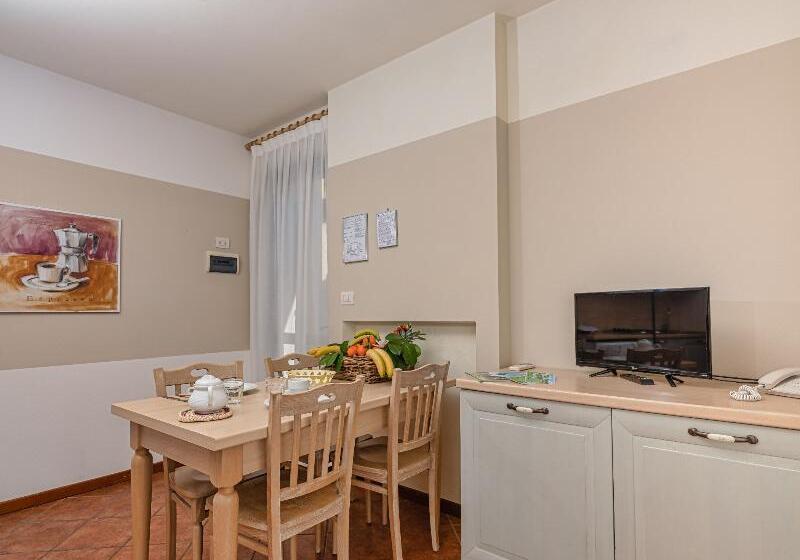 Люкс Кровать Кинг, Econo Lodge Inn & Suites Triadelphia  Wheeling