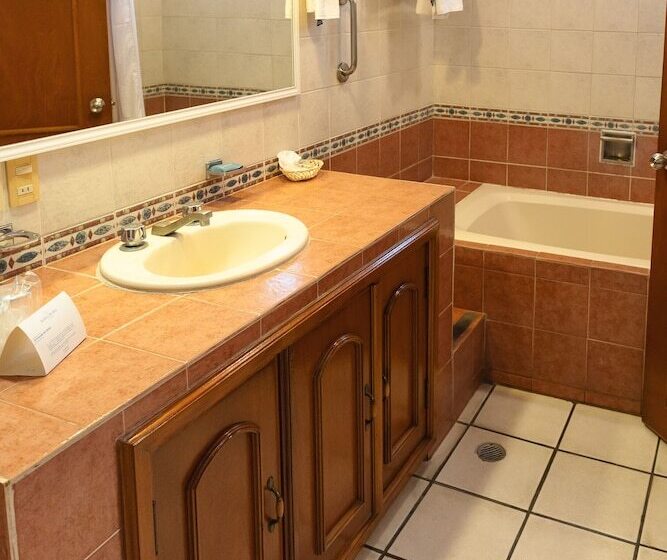 エクゼクティブルーム, Maria Isabel Colima