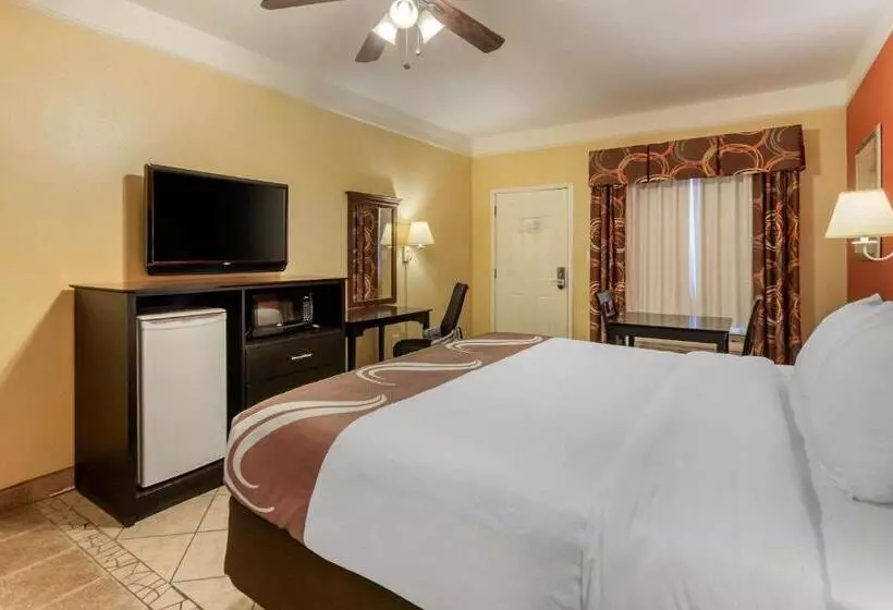 キングサイズベッドのスタンダードルーム, Quality Inn & Suites At The Outlets Mercedes Weslaco