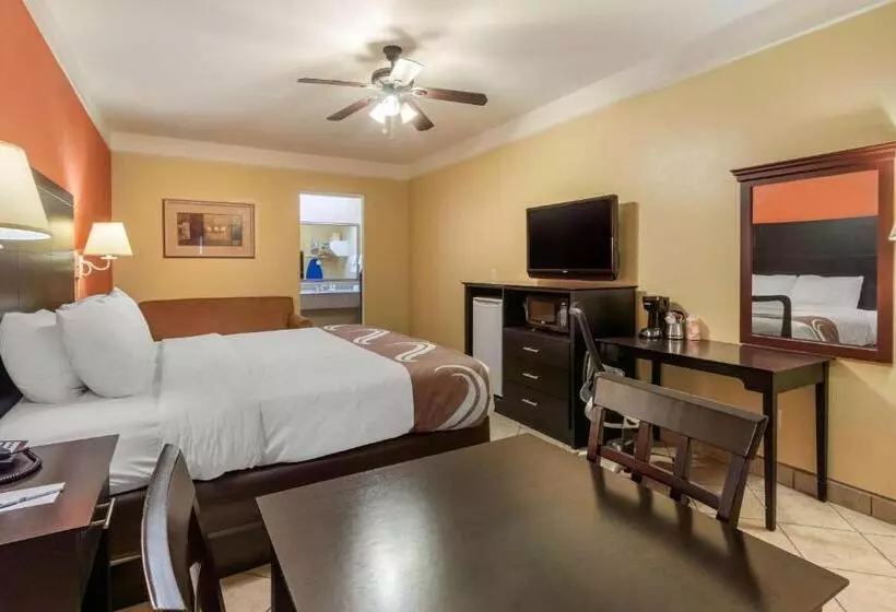 キングサイズベッドのスタンダードルーム, Quality Inn & Suites At The Outlets Mercedes Weslaco