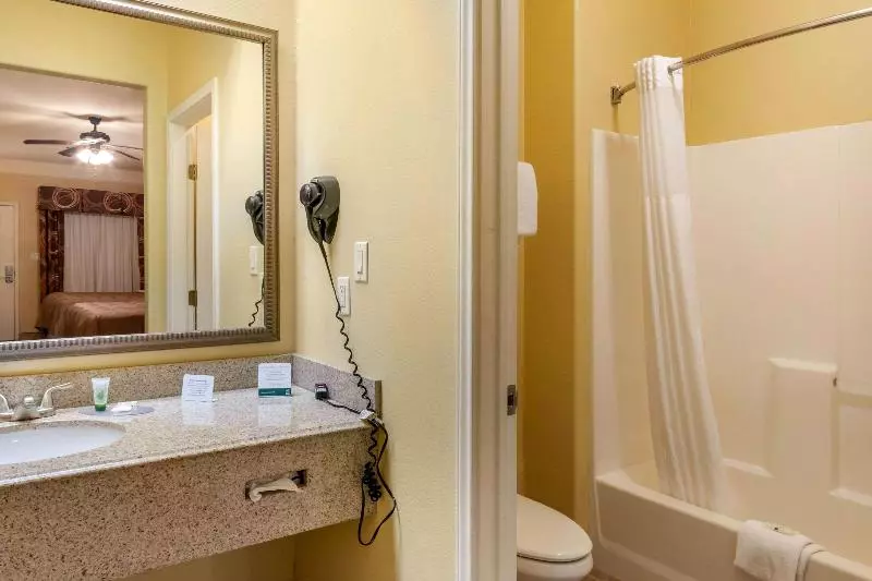 キングサイズベッドのスイートルーム, Quality Inn & Suites At The Outlets Mercedes Weslaco