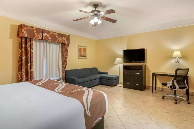 キングサイズベッドのスイートルーム, Quality Inn & Suites At The Outlets Mercedes Weslaco