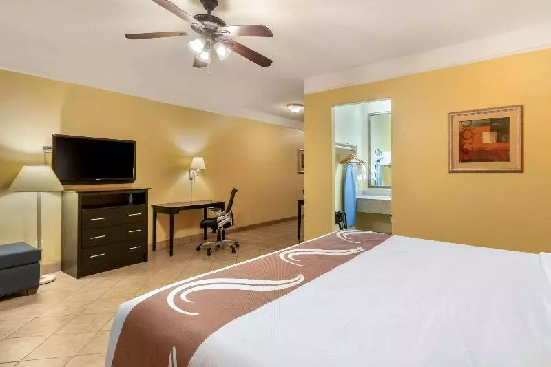 キングサイズベッドのスイートルーム, Quality Inn & Suites At The Outlets Mercedes Weslaco