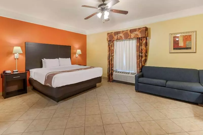 キングサイズベッドのスイートルーム, Quality Inn & Suites At The Outlets Mercedes Weslaco